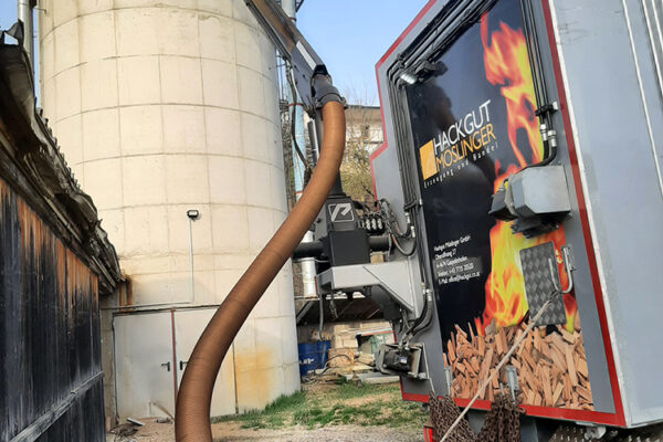 Hackgut Möslinger_Hackschnitzel in Silo einblasen